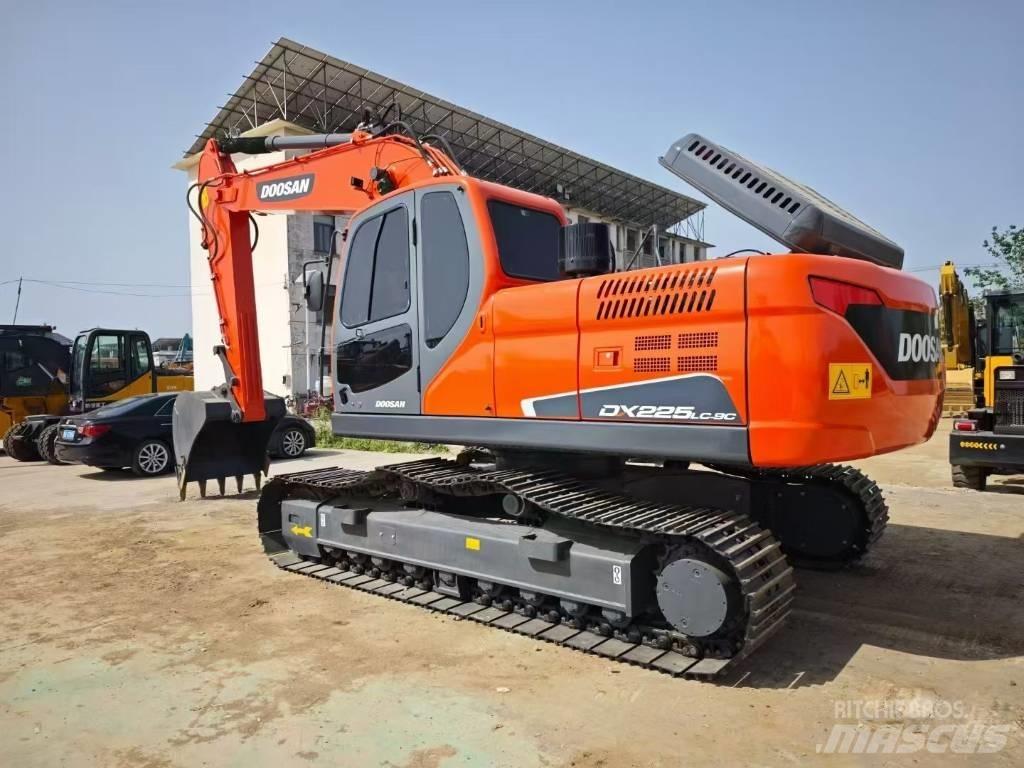 Doosan DX 225 LC Bandgrävare