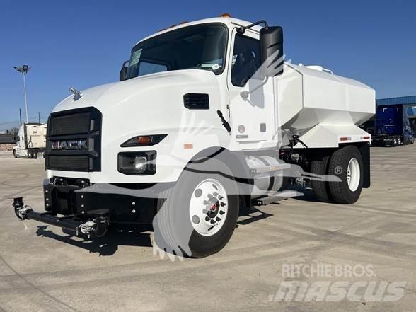 Mack MD6 Tankbilar