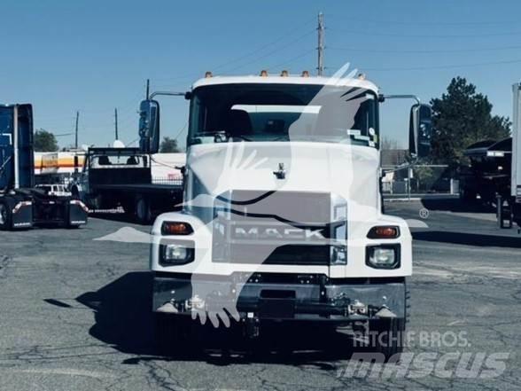 Mack MD7 Tankbilar
