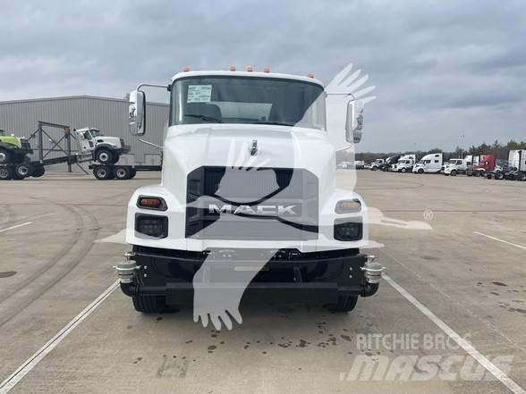 Mack MD7 Tankbilar