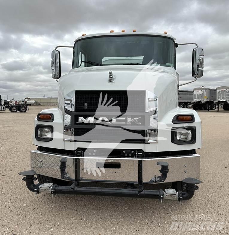 Mack MD7 Tankbilar