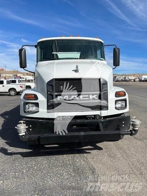 Mack MD7 Tankbilar