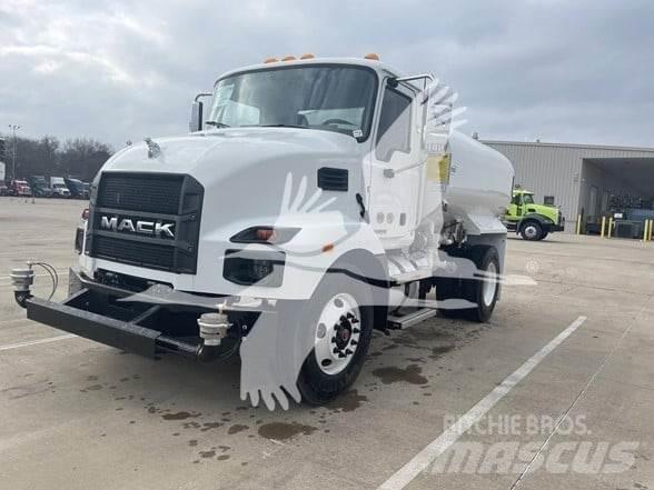 Mack MD7 Tankbilar