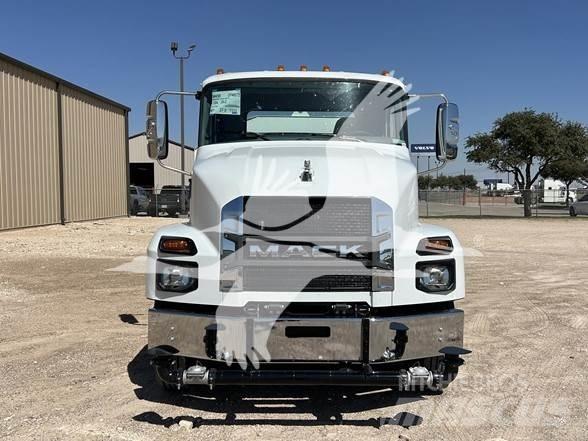 Mack MD7 Tankbilar