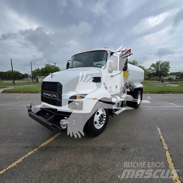 Mack MD7 Tankbilar