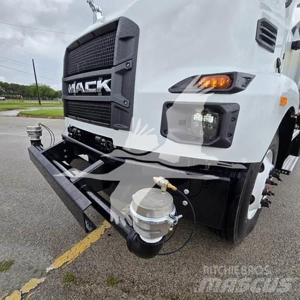 Mack MD7 Tankbilar