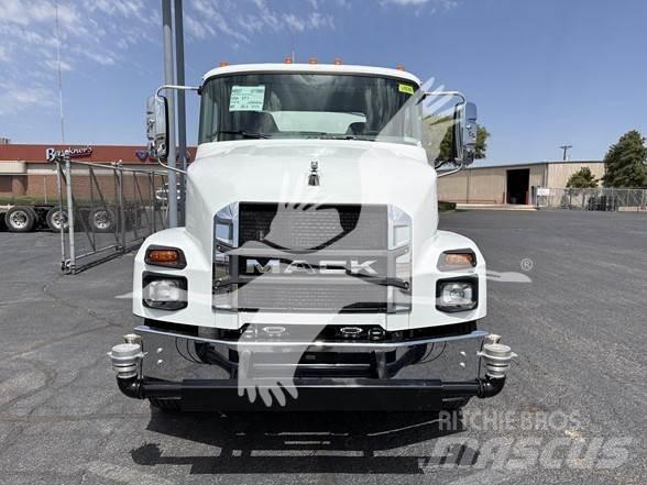 Mack MD7 Tankbilar
