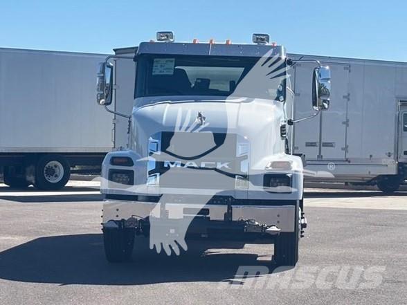 Mack MD7 Tankbilar
