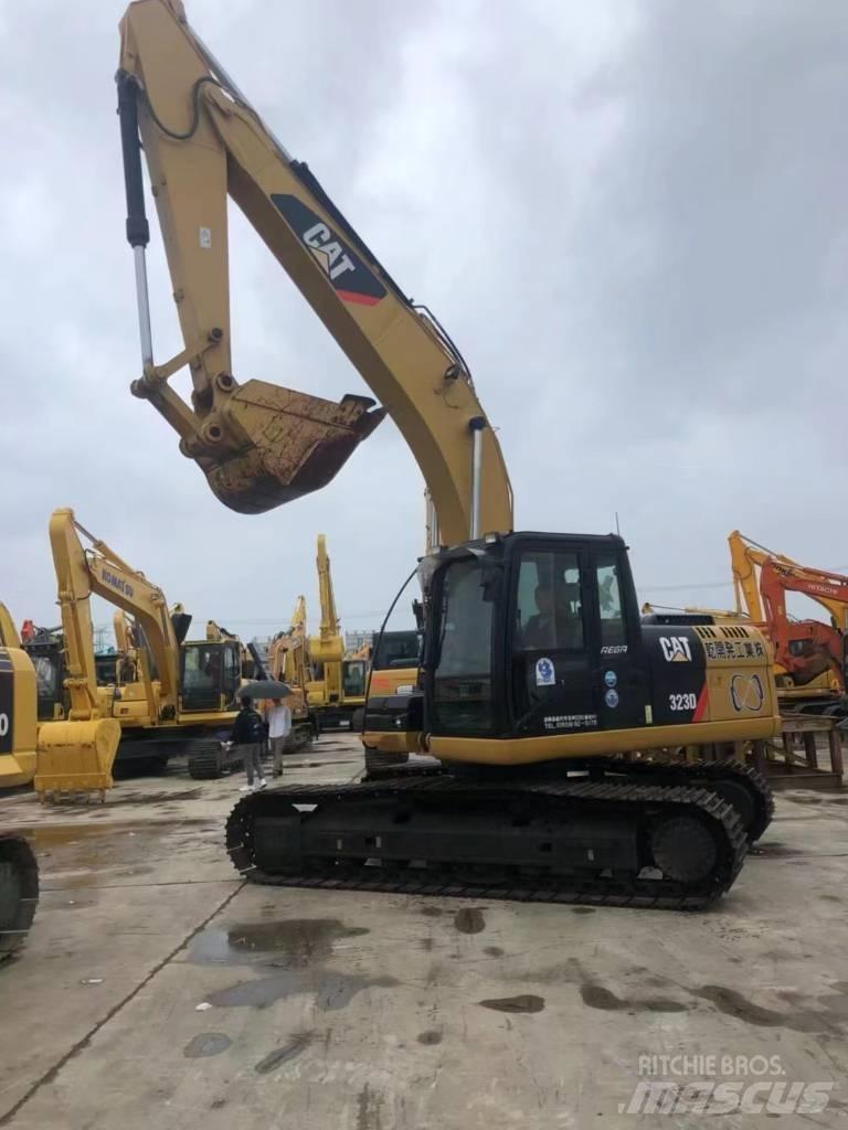 CAT 323 D Bandgrävare