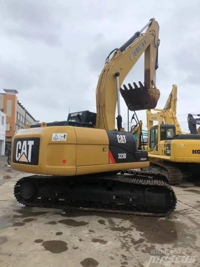 CAT 323 D Bandgrävare