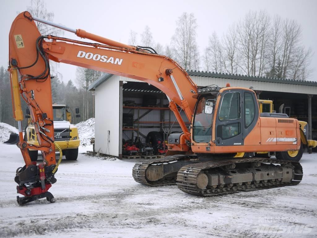 Doosan DX 225 LC Bandgrävare