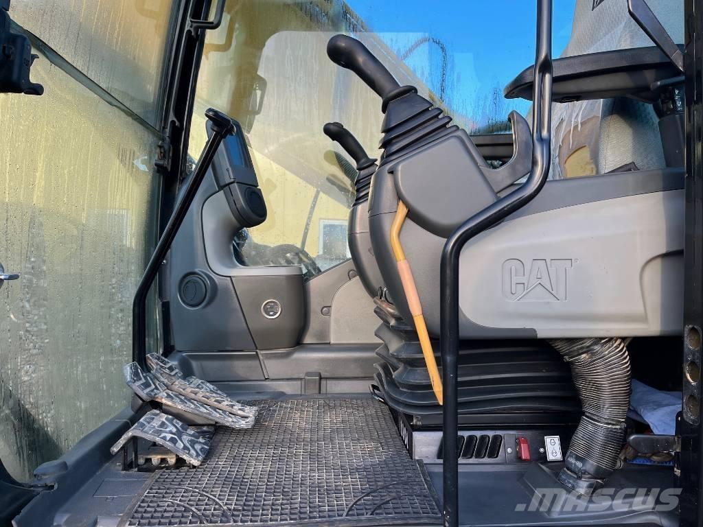 CAT 323 D L Bandgrävare