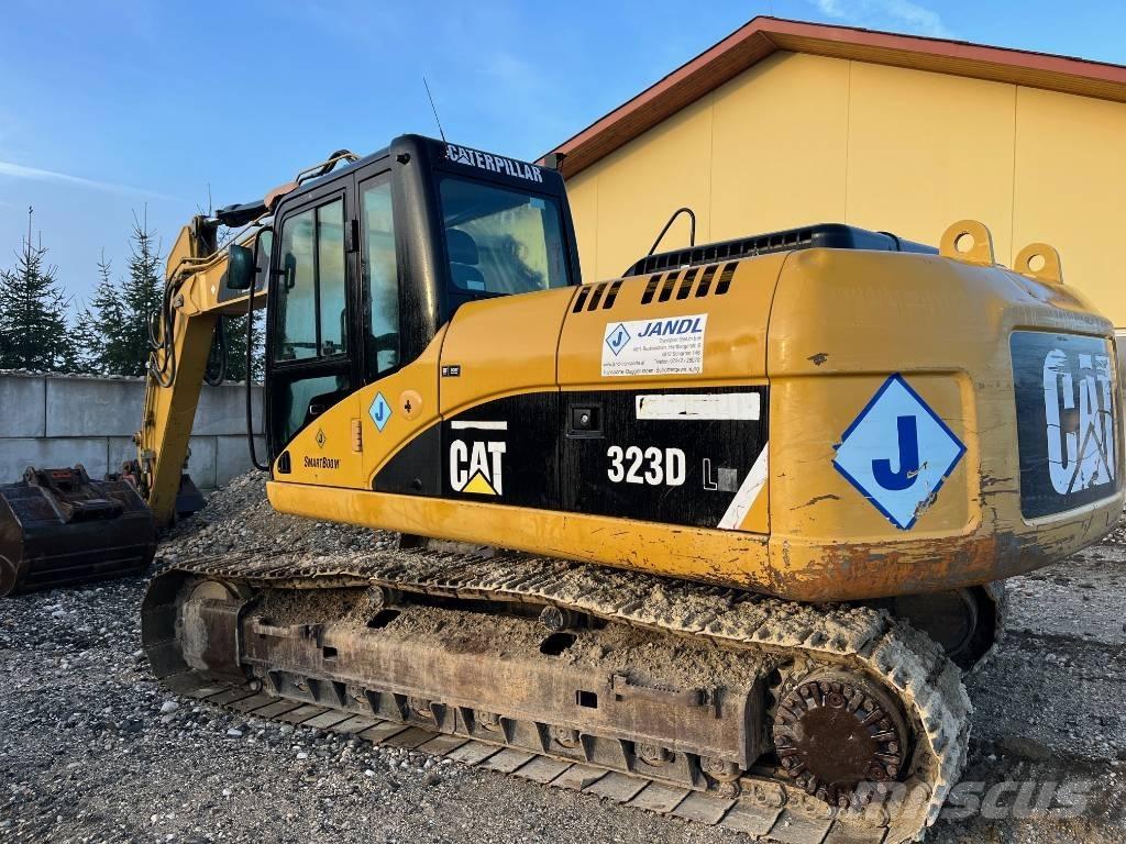 CAT 323 D L Bandgrävare