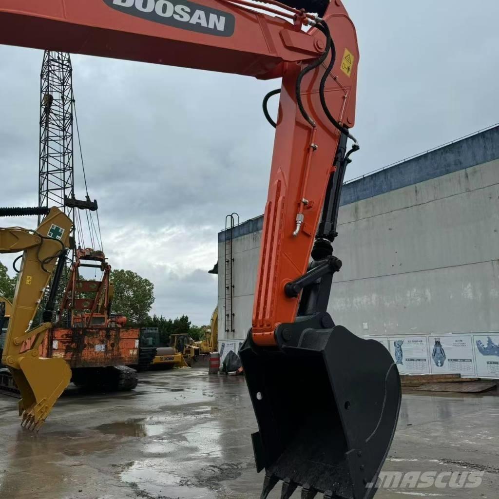 Doosan DX 225 LC Bandgrävare