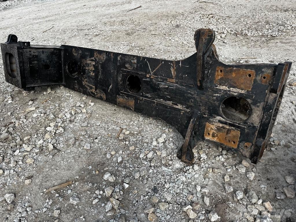 Komatsu 895 Chassi och upphängning