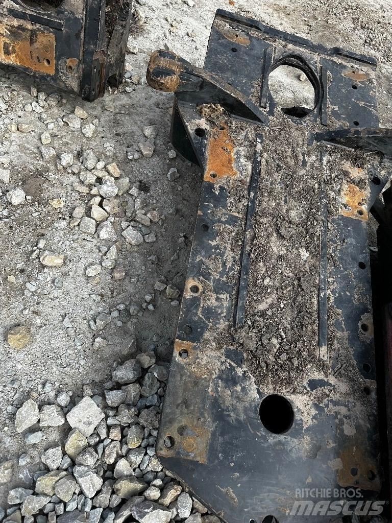 Komatsu 895 Chassi och upphängning