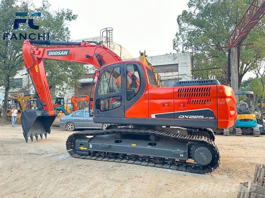 Doosan DX 225 LC Bandgrävare