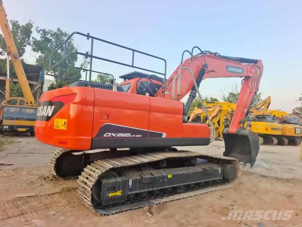 Doosan DX 225 Bandgrävare