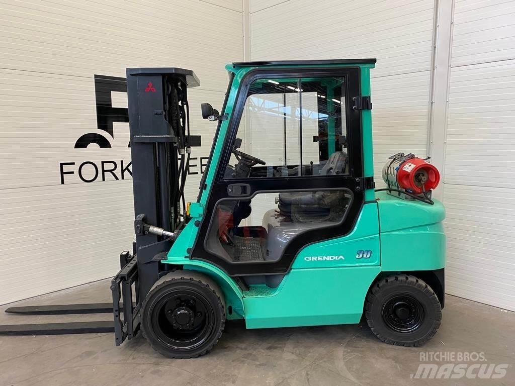 Mitsubishi FG30N Gasolmotviktstruckar