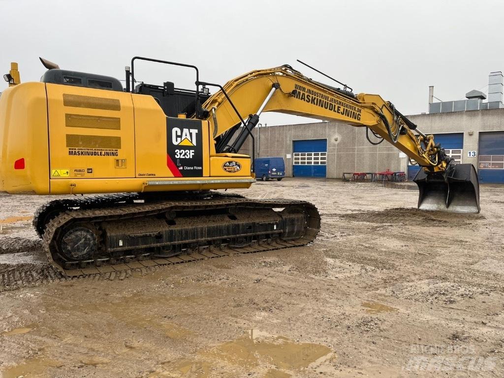 CAT 323 F L Bandgrävare