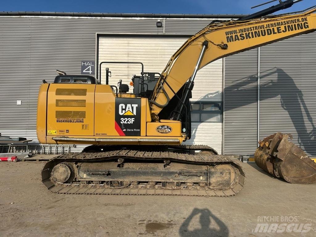 CAT 323 F L Bandgrävare
