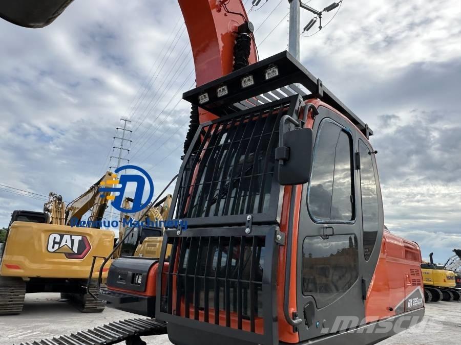 Doosan DX 225 LCA Bandgrävare