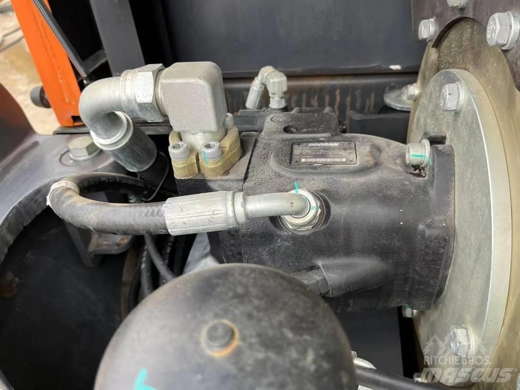 Doosan DX 140 LC Bandgrävare