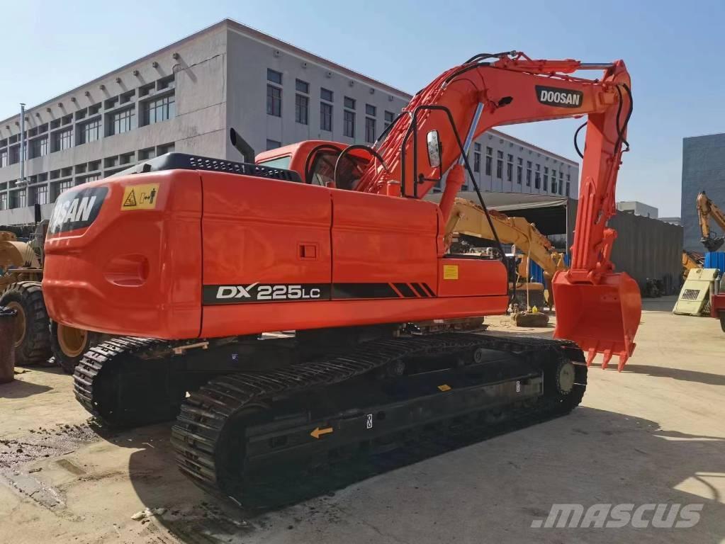 Doosan DX 225 Bandgrävare