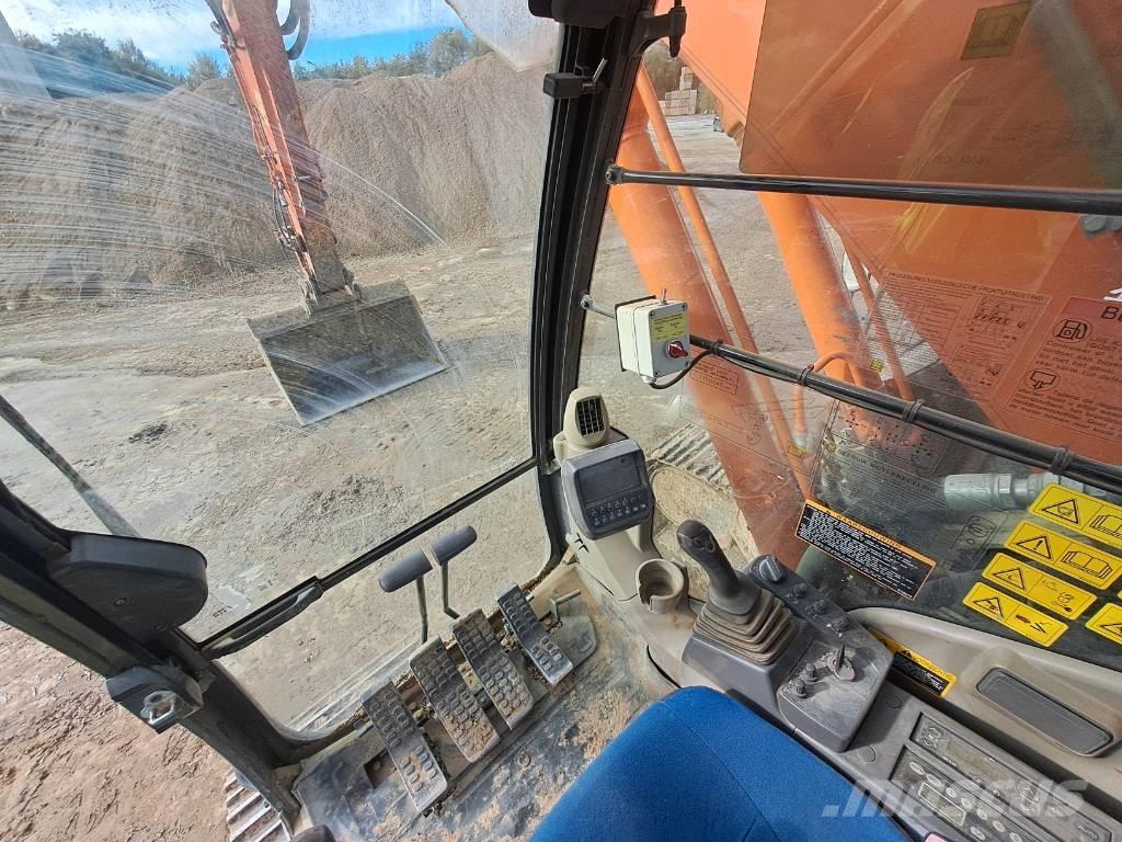 Hitachi ZX225USLC-3 Bandgrävare