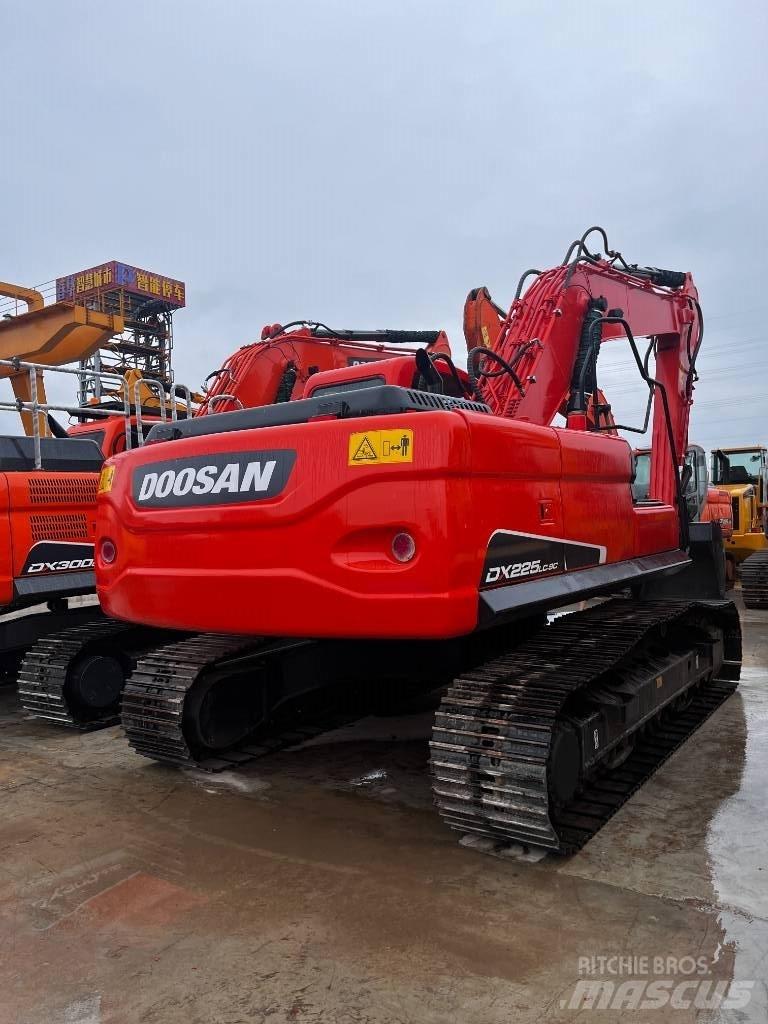 Doosan DX 225 LC-9 Bandgrävare