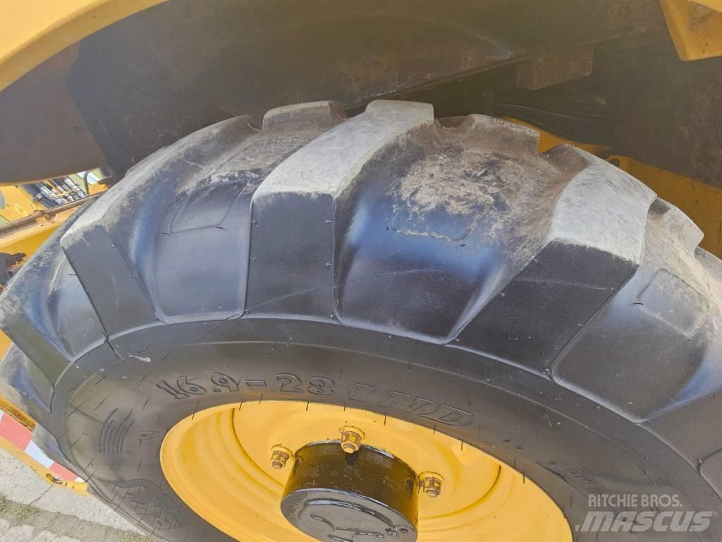 Komatsu WB 93 S-5 Grävlastare
