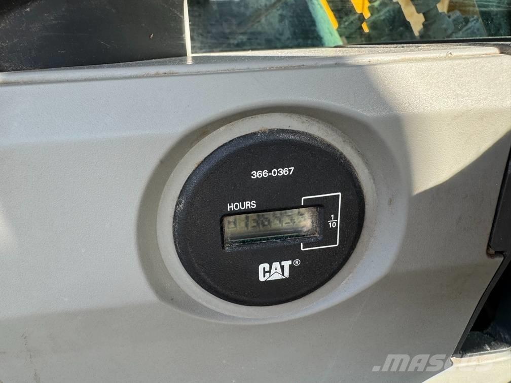 CAT 323 F L Bandgrävare