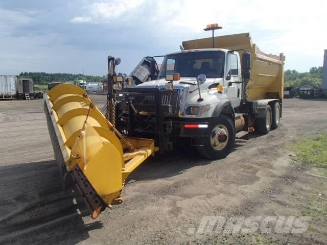 International 7400 Snöblad och plogar