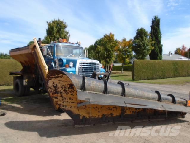 Ford LTL 9000 Snöblad och plogar