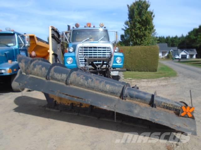 Ford LTL 9000 Snöblad och plogar