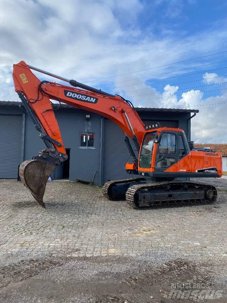 Doosan DX 220 NLC Bandgrävare