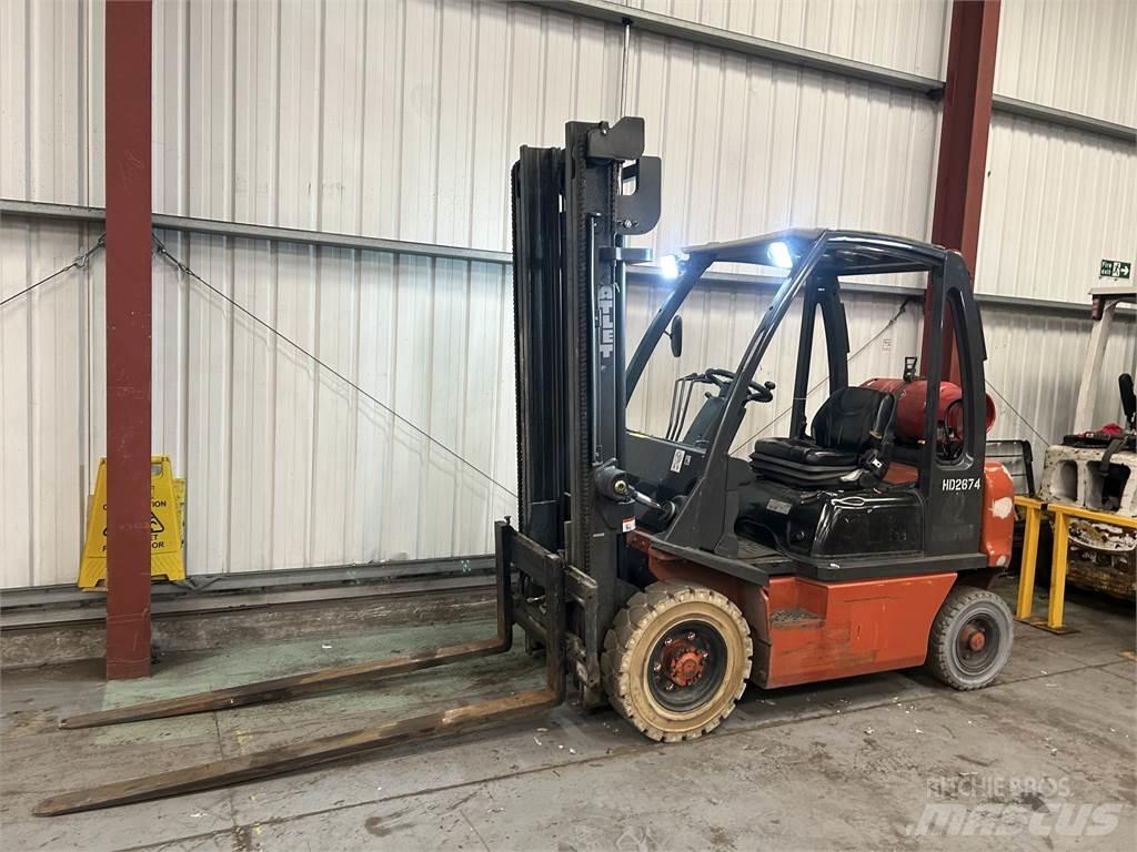 Nissan UD02A20PQ Gasolmotviktstruckar