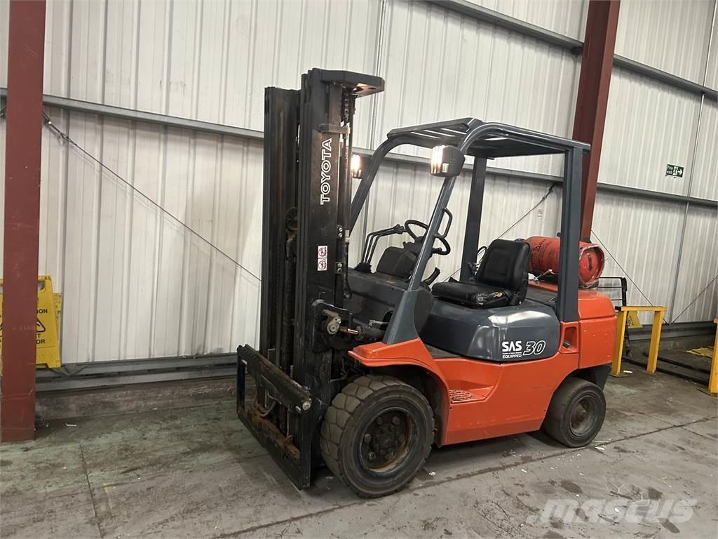 Toyota 7FGF30 Gasolmotviktstruckar