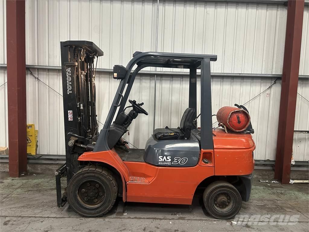 Toyota 7FGF30 Gasolmotviktstruckar