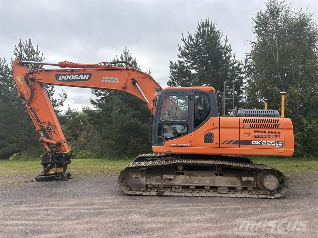 Doosan DX225LC-3 Bandgrävare