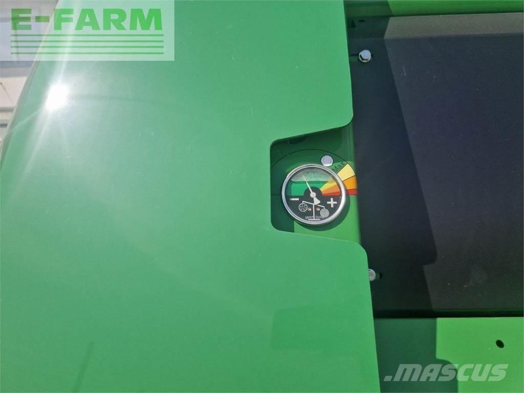 John Deere V451M Fyrkantspressar