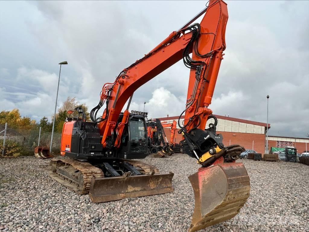 Hitachi ZX225USBL-6 Bandgrävare