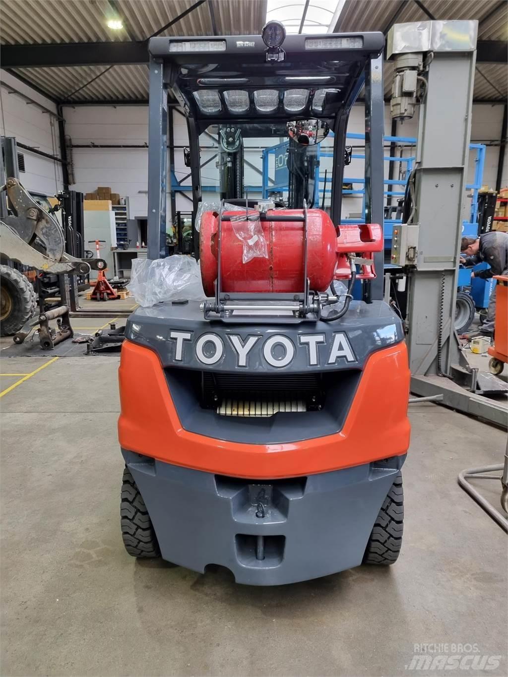 Toyota 02-8FGF25 Gasolmotviktstruckar
