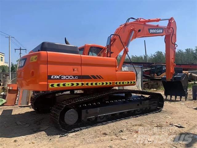 Doosan DX 300 LC Bandgrävare
