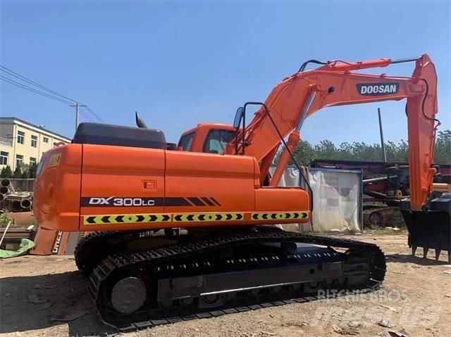 Doosan DX 300 LC Bandgrävare
