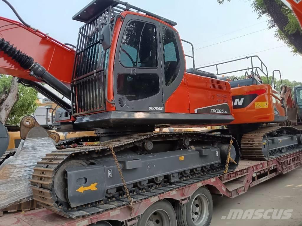 Doosan DX 225 LC Bandgrävare