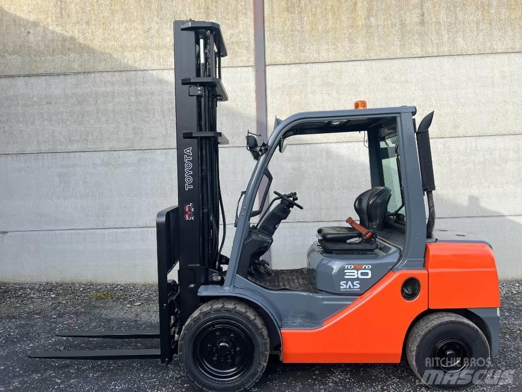 Toyota 02-8 FDF 30 Dieselmotviktstruckar
