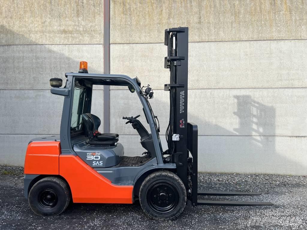 Toyota 02-8 FDF 30 Dieselmotviktstruckar