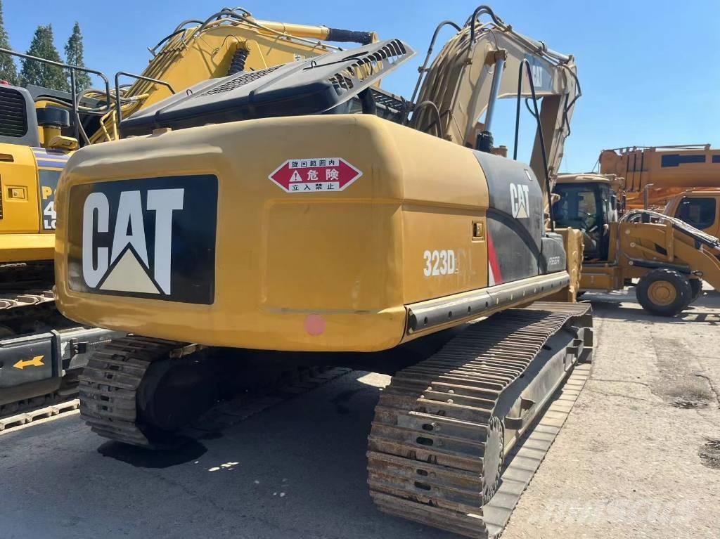 CAT 323 D L Bandgrävare