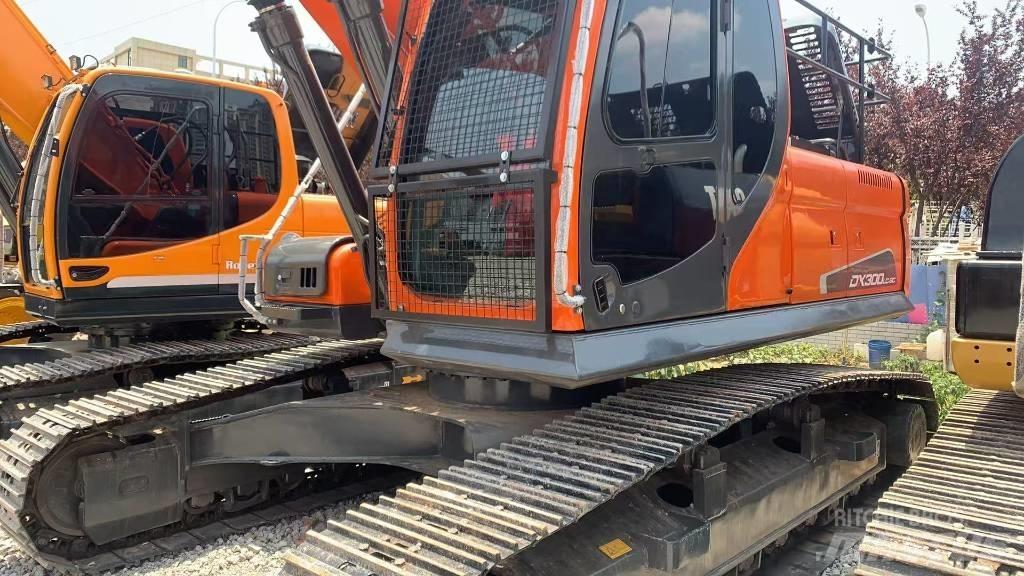 Doosan DX 300 LC Bandgrävare